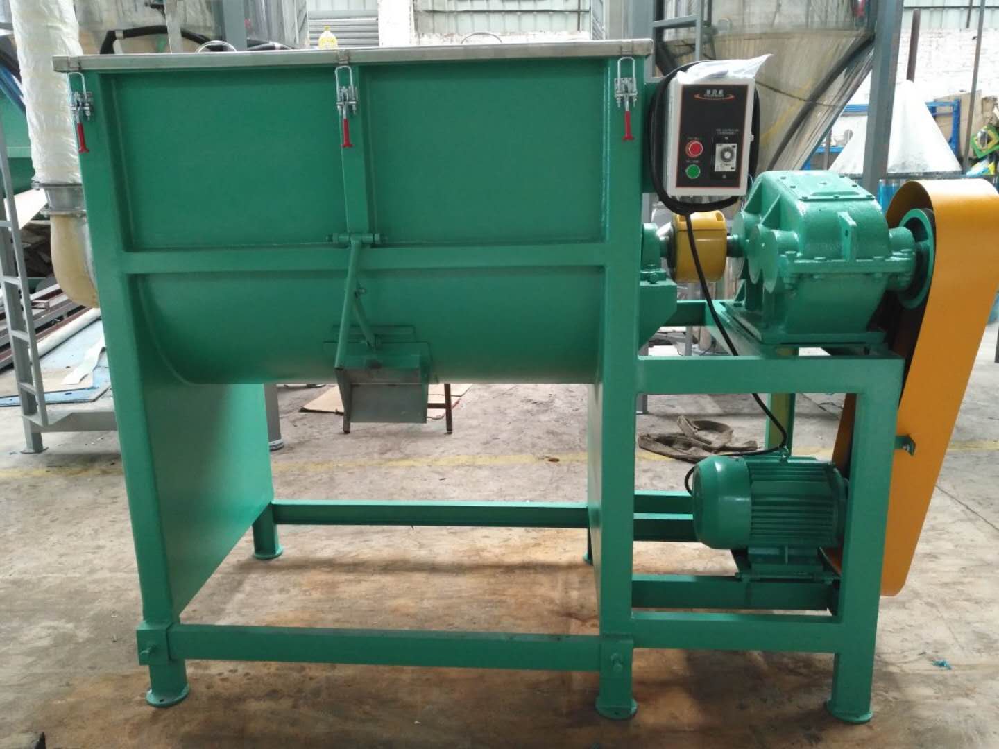 1噸飼料臥式攪拌機(jī)價格 飼料臥式攪拌機(jī)廠家